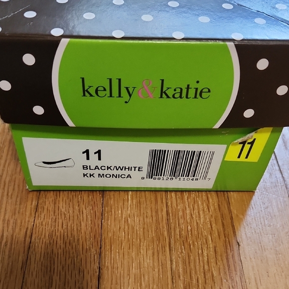 Kelly & Katie Women's Black And White Monica Flats - Picture 2 of 7